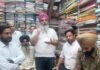 ਕੱਪੜਾ ਮਾਰਕੀਟ ਦੇ ਵਪਾਰੀਆਂ ਨਾਲ ਰੂਬਰੂ ਹੋਏ ਗੁਰਪ੍ਰੀਤ ਸਿੰਘ ਧਮੋਲੀ ਤੇ ਡੀਐਸਪੀ ਮਨਜੀਤ ਸਿੰਘ