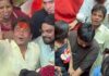 ਲਾਲਬਾਗਚਾ ਰਾਜਾ ਦੇ ਦਰਸ਼ਨਾਂ ਲਈ ਆਮ ਸ਼ਰਧਾਲੂਆਂ ਨਾਲ ਕਤਾਰ ’ਚ ਖੜ੍ਹੇ ਨਜ਼ਰ ਆਏ ਰਾਜਪਾਲ ਯਾਦਵ
