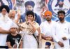 “ਮੇਰੀ ਮੰਗ ਵੀ ਮੁੱਖ ਮੰਤਰੀ ਦਾ ਅਸਤੀਫ਼ਾ ਹੀ ਹੈ” — ਪਰਵਿੰਦਰ ਝੋਟਾ ਦੀ ਪਤਨੀ ਦਾ ਮਾਨਸਾ ਦੀ ਸਟੇਜ ਤੋਂ ਵੱਡਾ ਬਿਆਨ